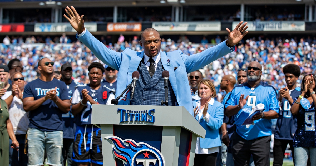 Eddie George, former member of the Tennessee Titans holds a sword for  News Photo - Getty Images