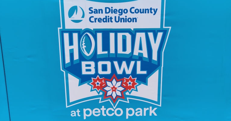Turf issues become obvious during first half of UNC-Oregon Holiday Bowl