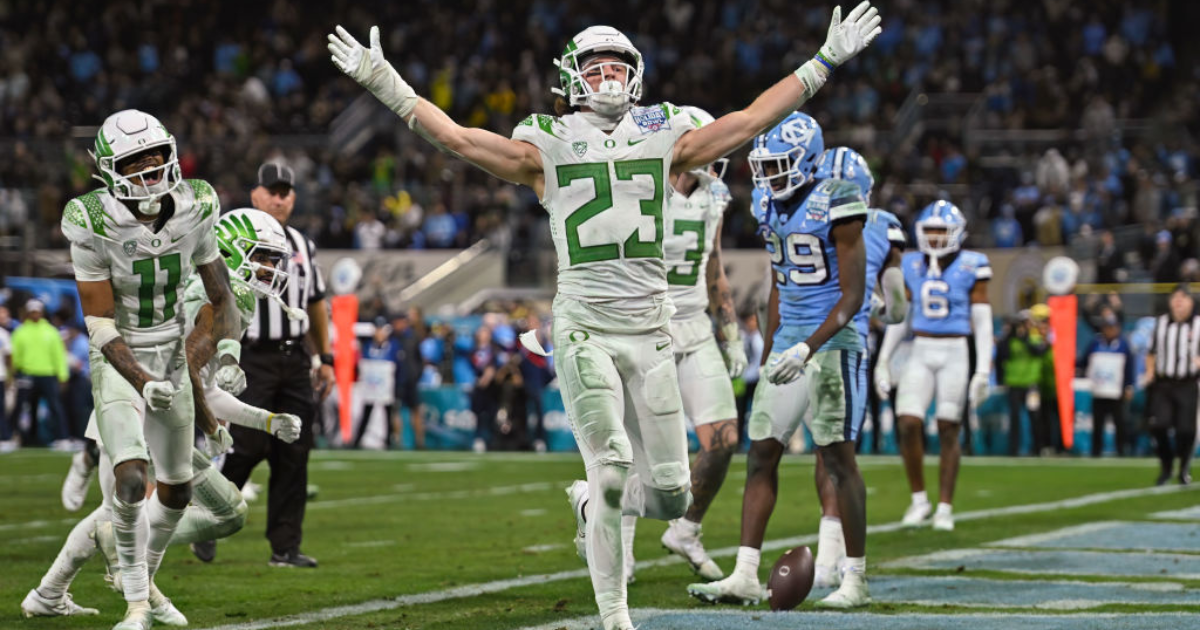Oregon orchestrates thrilling fourth-quarter comeback to top North Carolina in Holiday Bowl