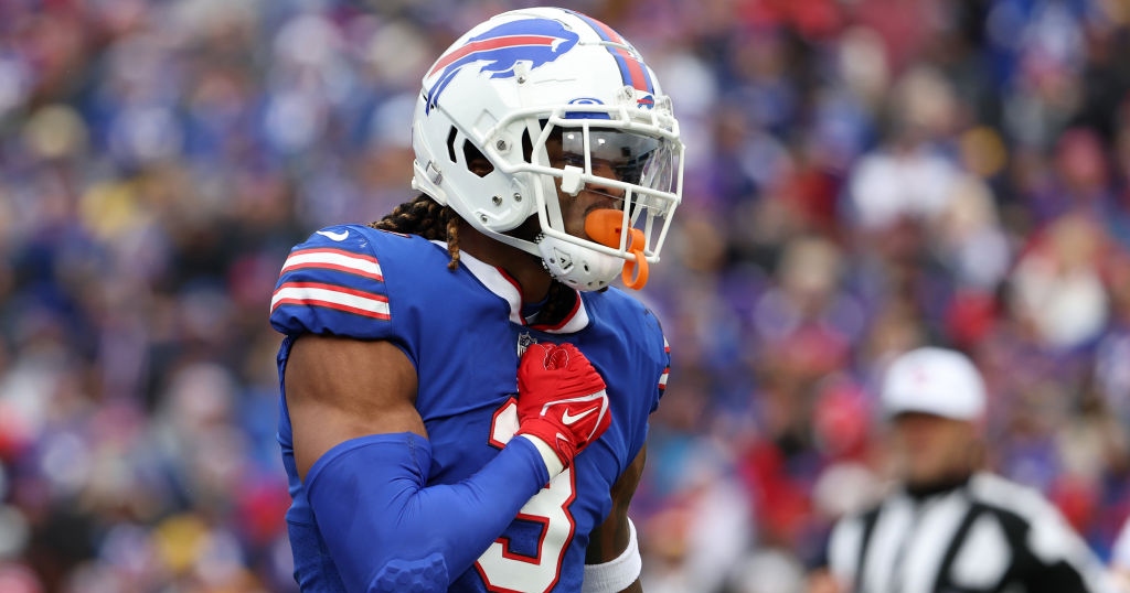 Buffalo Bills safety Damar Hamlin exits game via ambulance after scary  collapse, requires CPR - On3