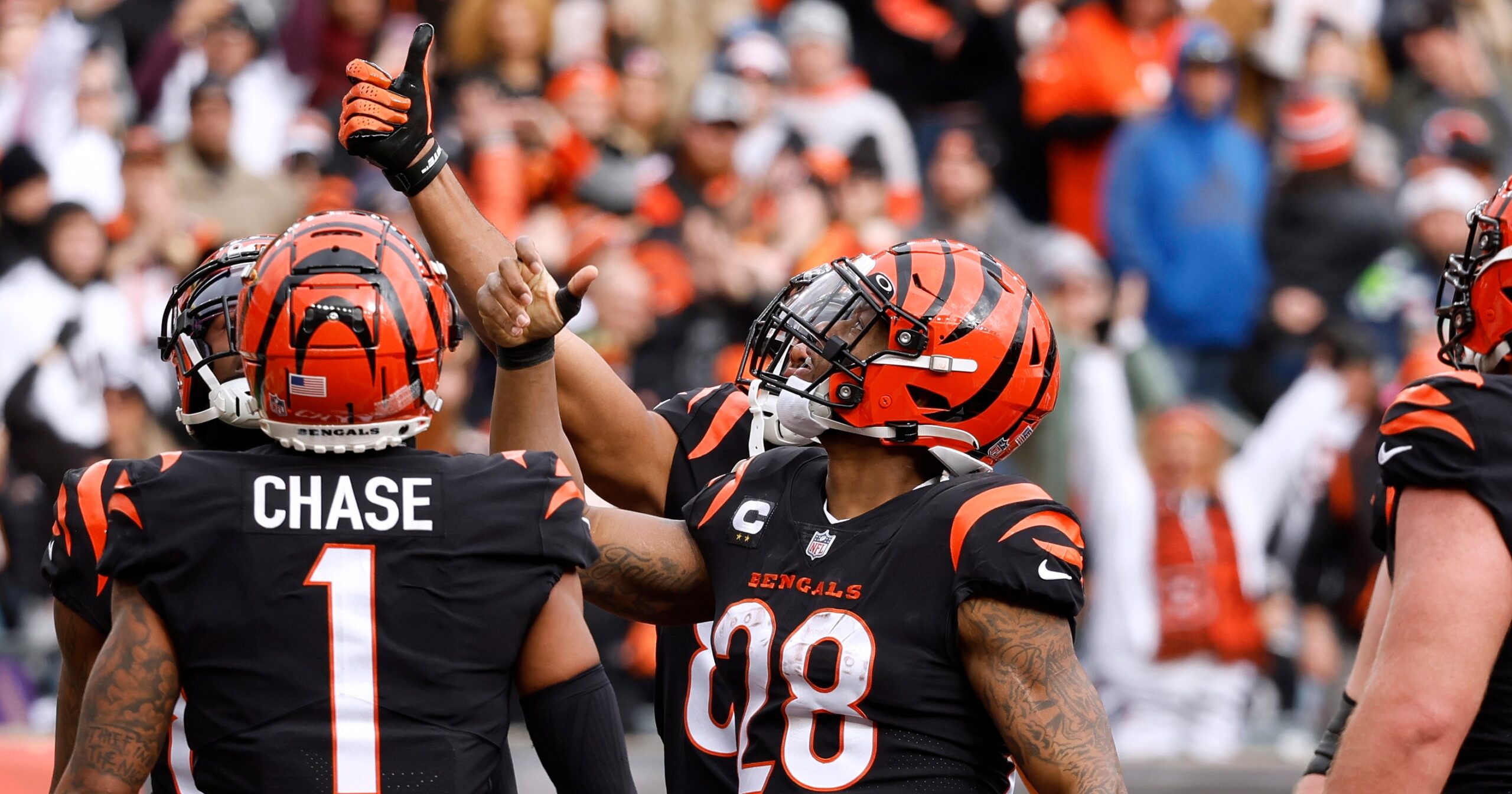 Cincinnati Bengals running back Joe Mixon (28) scores a touchdown