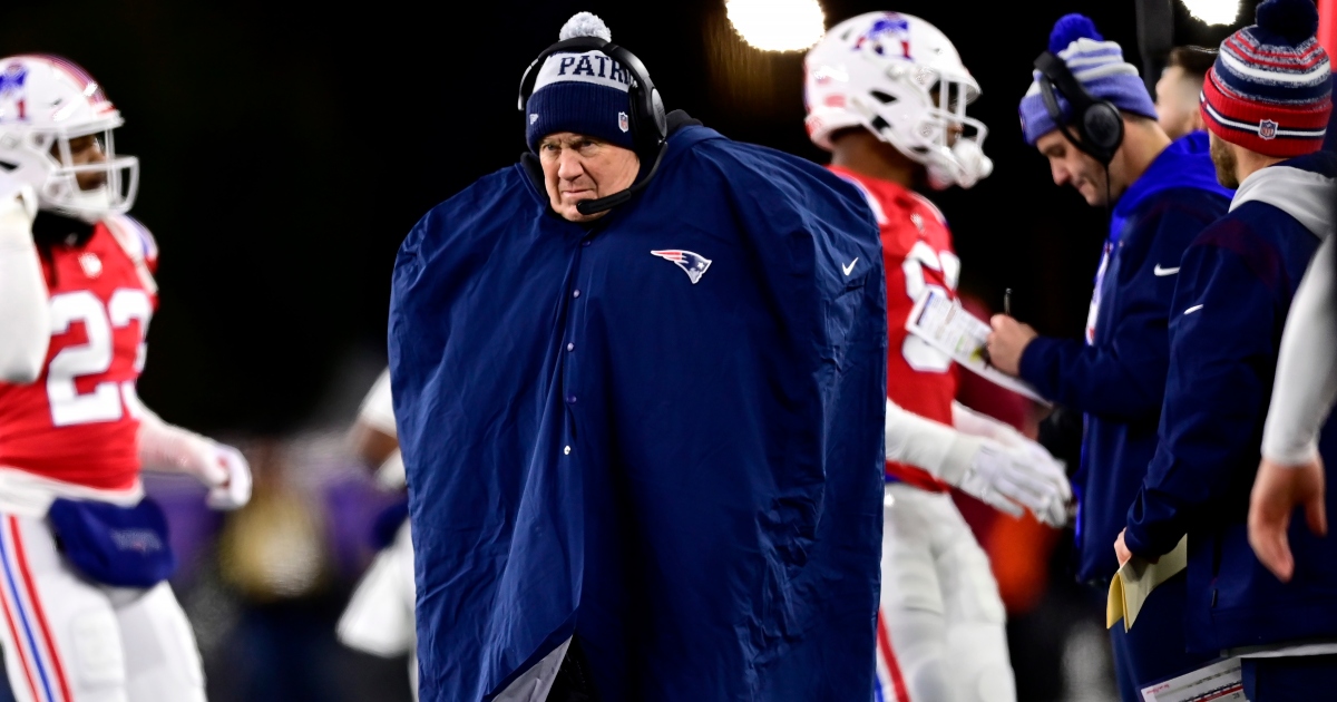 New England Patriots head coach Bill Parcells talks with quarterback  News Photo - Getty Images