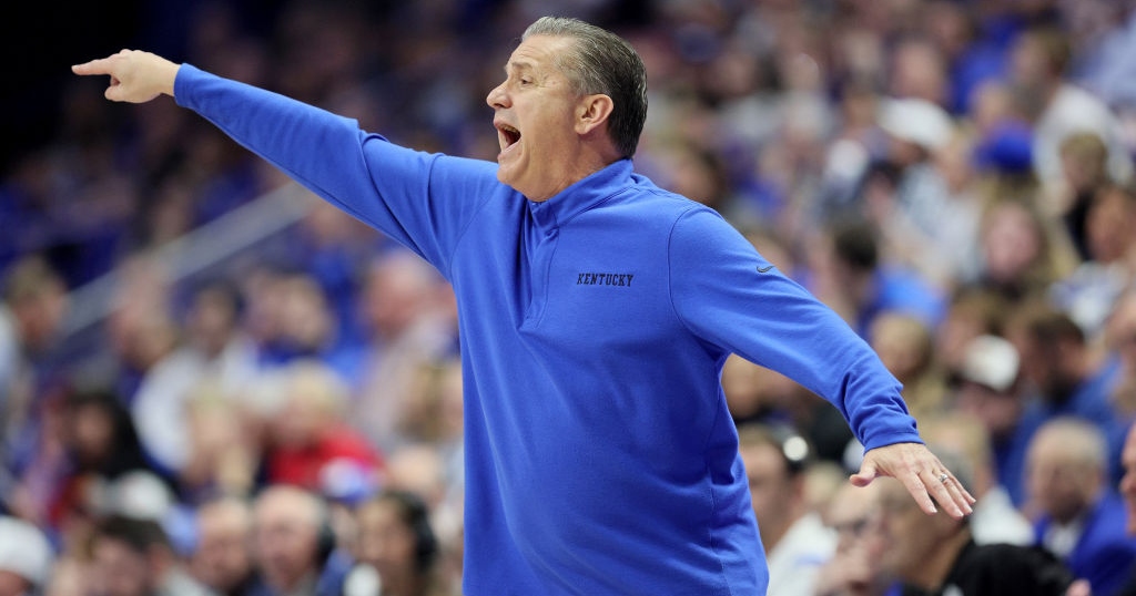LOOK Kentucky basketball fan thrown out of Rupp Arena for sign mocking