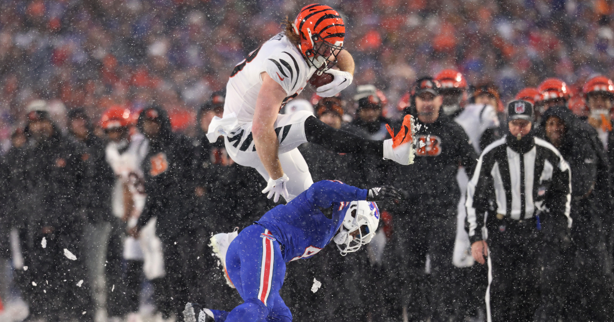 Cincinnati Bengals tight end Hayden Hurst (88) runs after making a