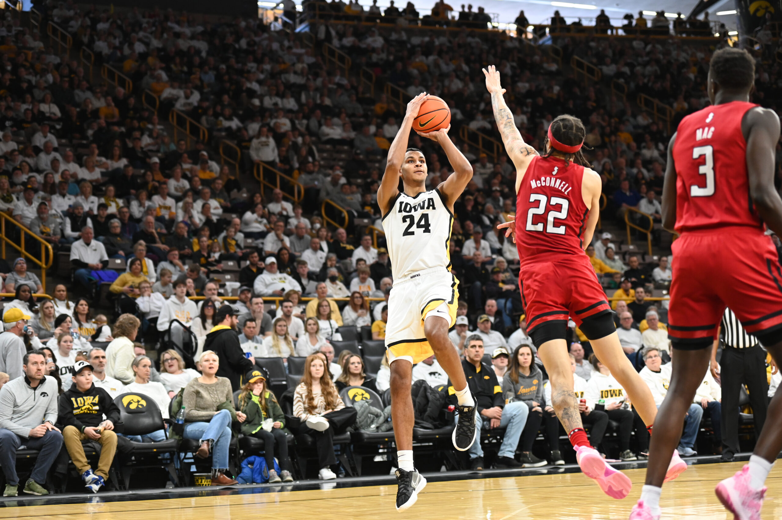 Murray leads Iowa to win over Rutgers