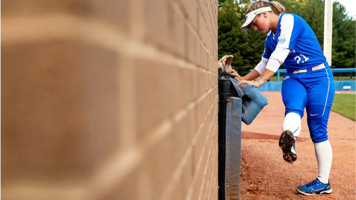 Kentucky Softball Makes Comeback but Gets Robbed of the Dub