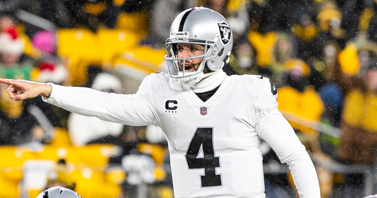 Las Vegas Raiders quarterback Derek Carr looks on during the national  Photo d'actualité - Getty Images