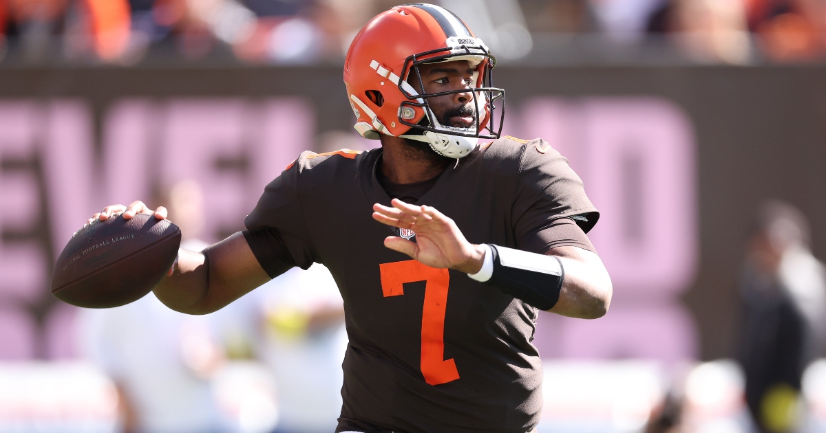 Cleveland Browns quarterback Jacoby Brissett (7) runs for a first