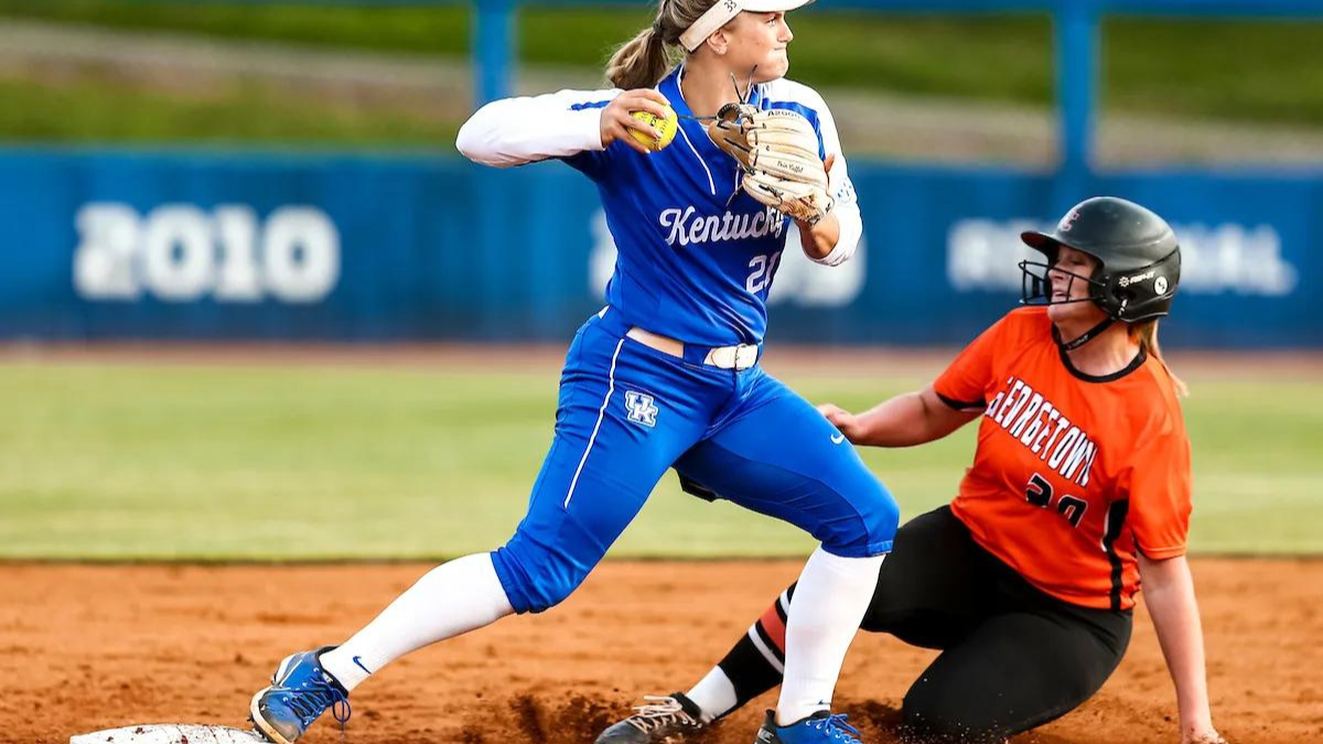 Kentucky Softball Splits Two Games on Friday in Texas