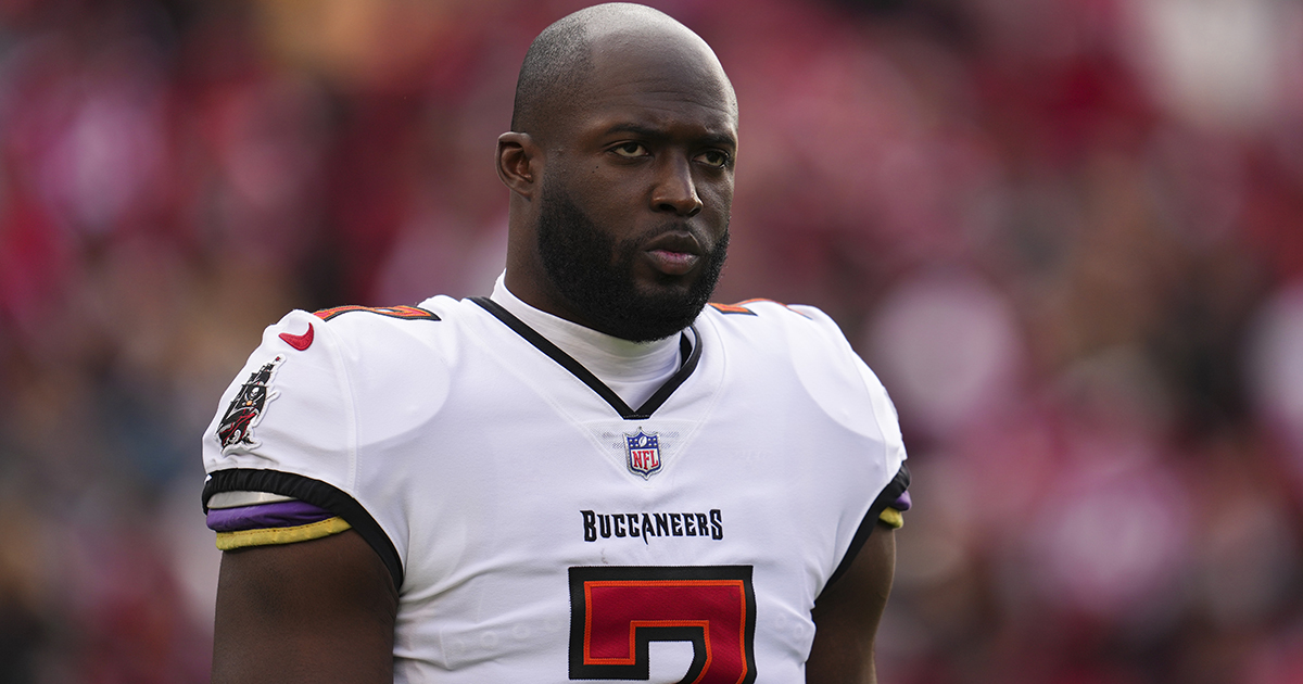 Tampa Bay Buccaneers running back Leonard Fournette (7) carries in