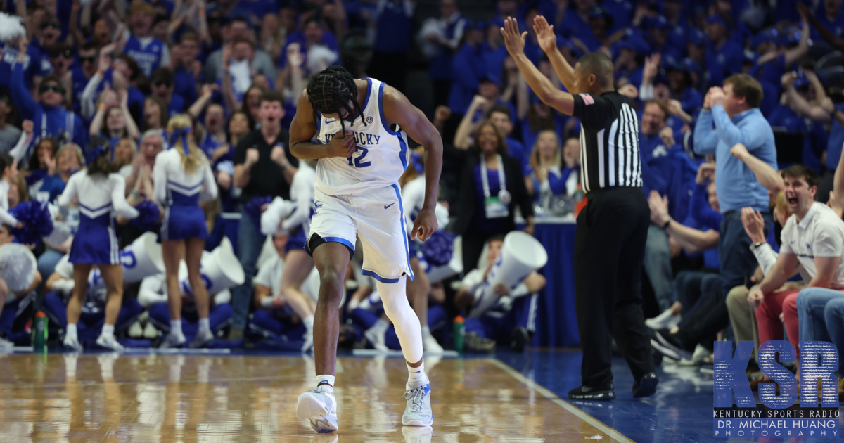 Kentucky guard Antonio Reeves hits his chest during a game