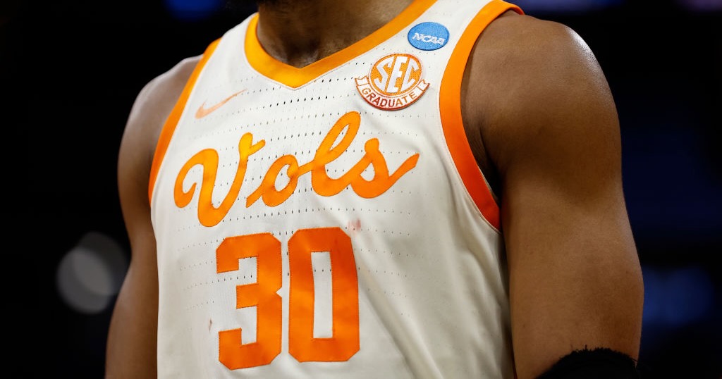 Tennessee basketball moves up two seeds in latest ESPN Bracketology update