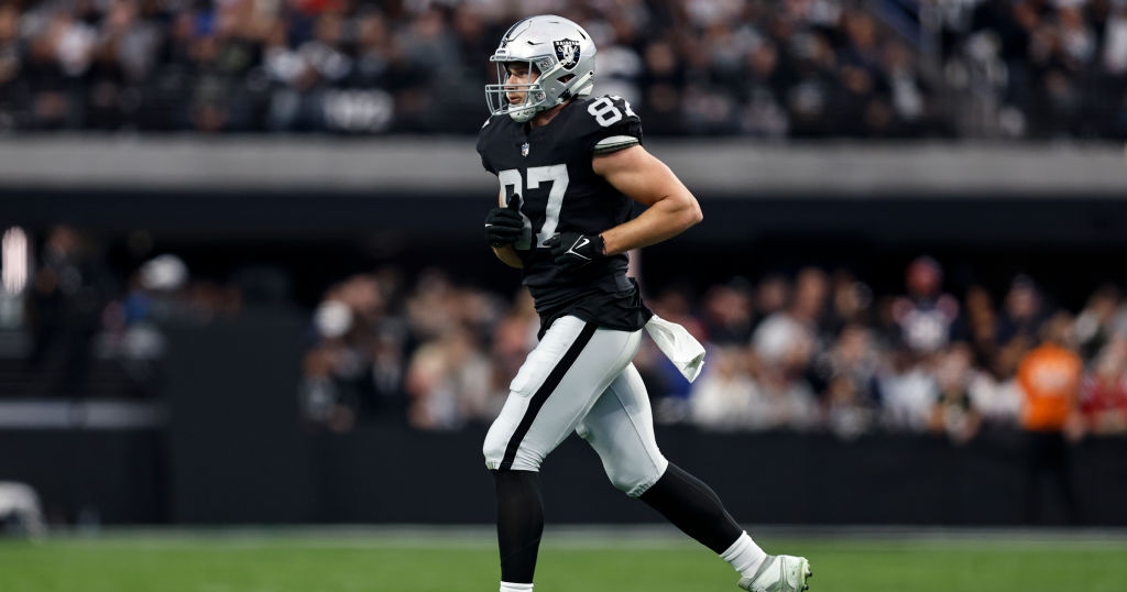 Las Vegas Raiders free agent Foster Moreau reveals cancer