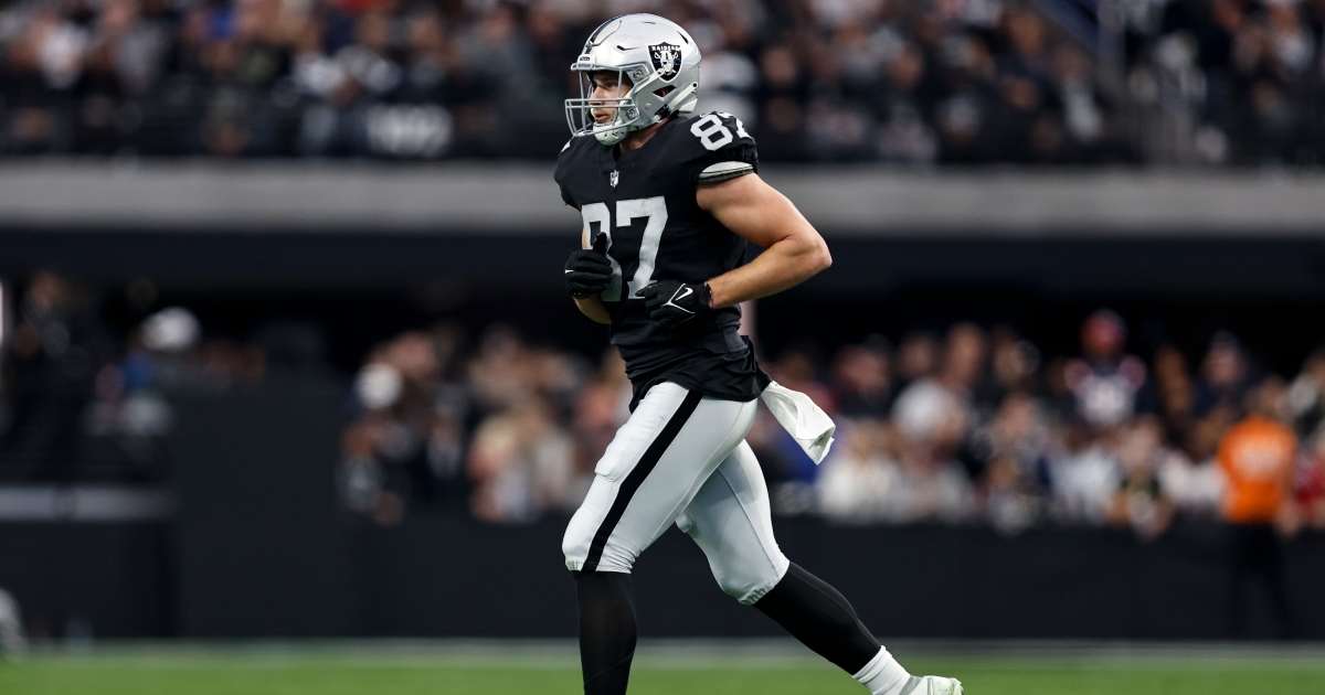 Raiders sign fourth-round pick tight end Foster Moreau