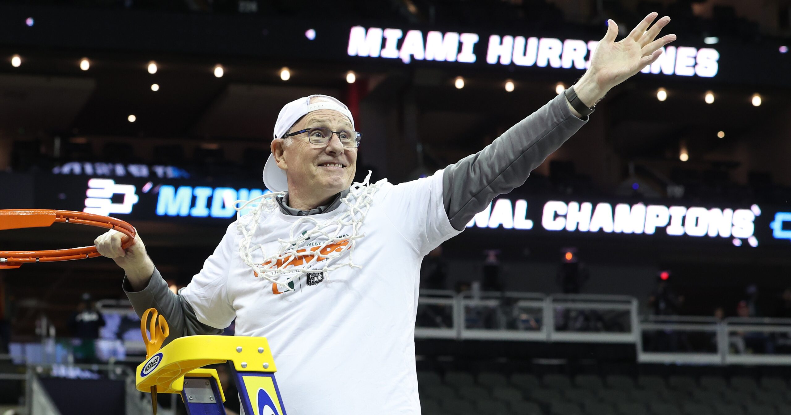 Miami Coach Jim Larranaga Shares Take With Team In Final Four