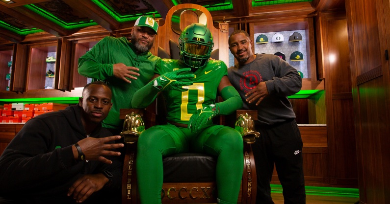 BREAKING: Top Oregon target commits to the Ducks