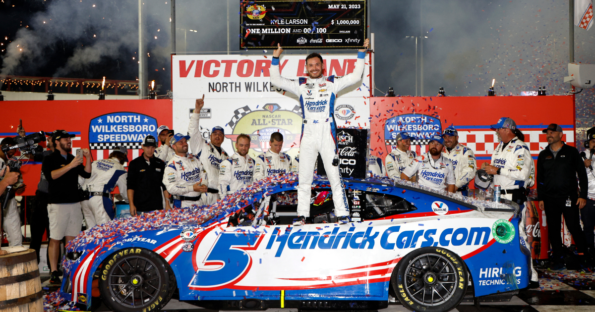 Kyle Larson delivers fulllap burnout, epic interview after win