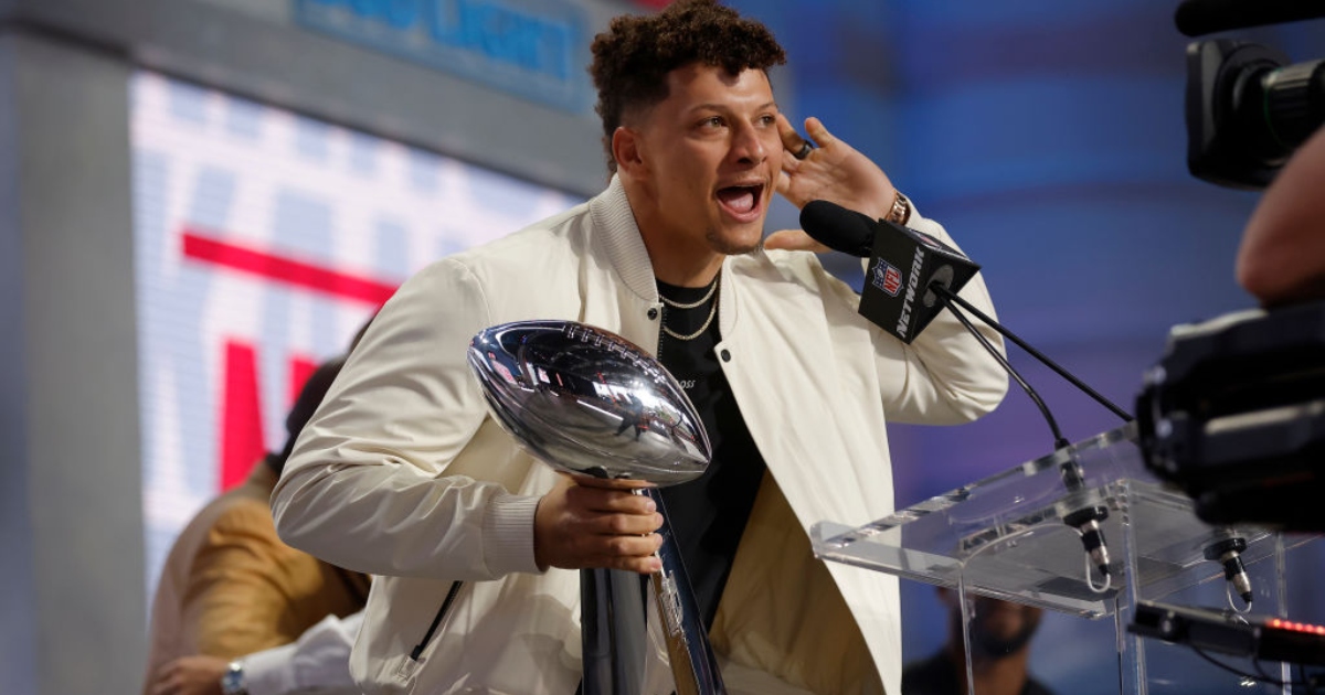 Patrick Mahomes' no-look flip touchdown sends twitter into a frenzy