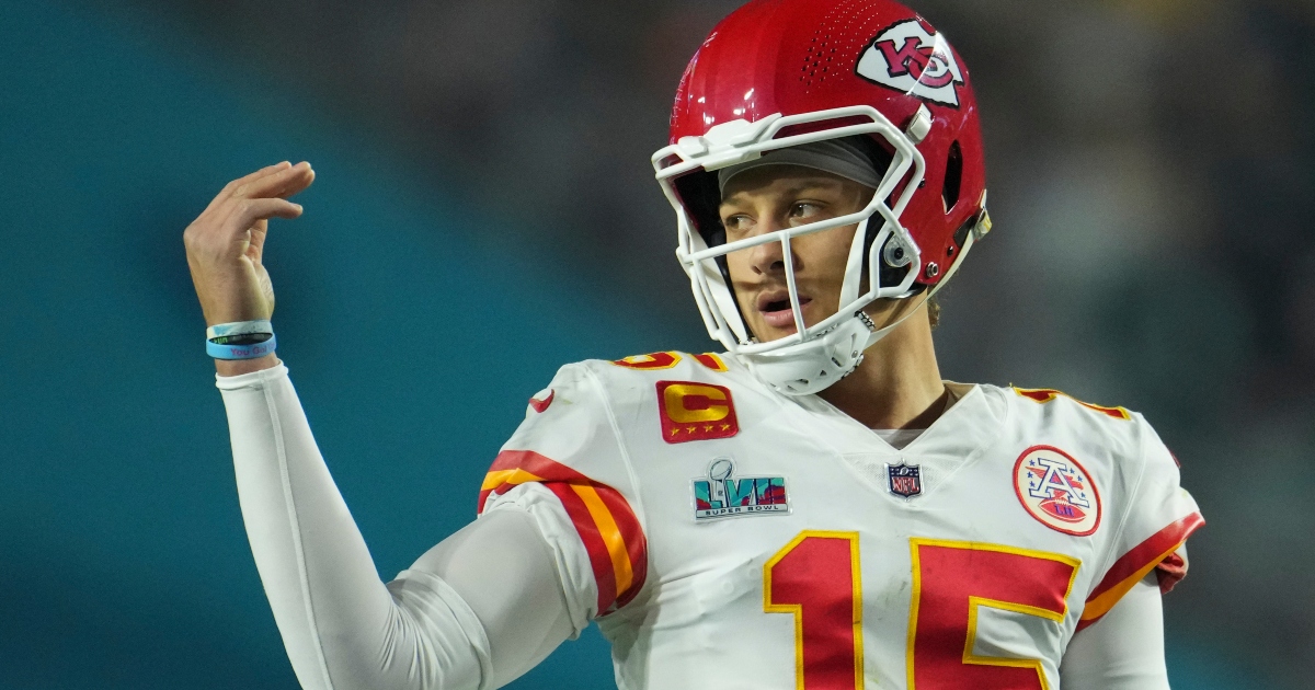 Chiefs' Patrick Mahomes Breaks Massive Dan Marino Record