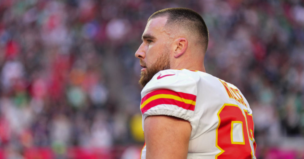 Chiefs TE Travis Kelce hyperextends knee in practice