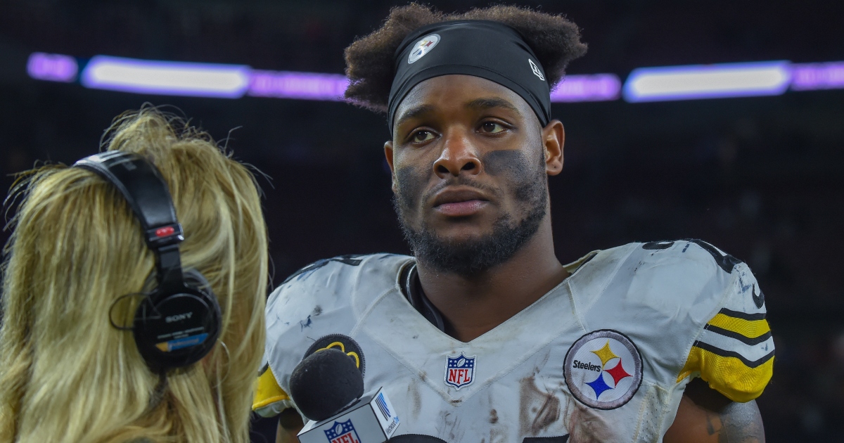 Le'Veon Bell doesn't report to Steelers training camp after