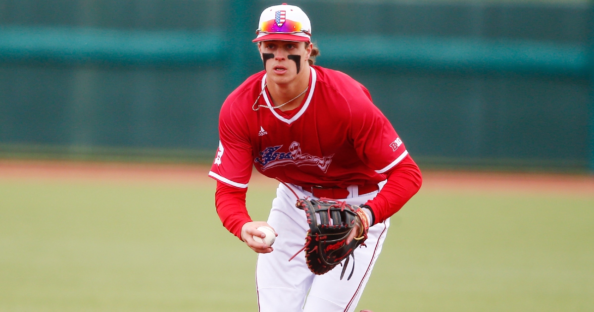 Kentucky outfielder causes Indiana home run with ball bouncing off glove