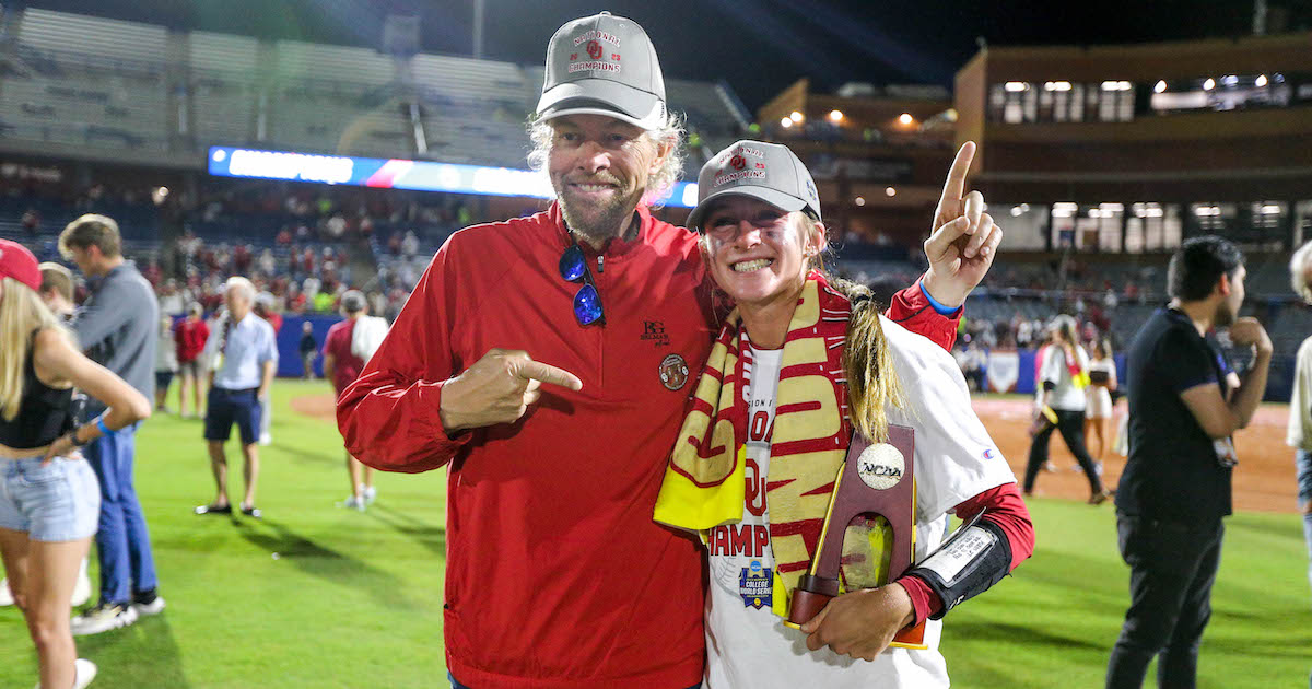 Oklahoma players celebrate title by singing with Toby Keith on stage following WCWS