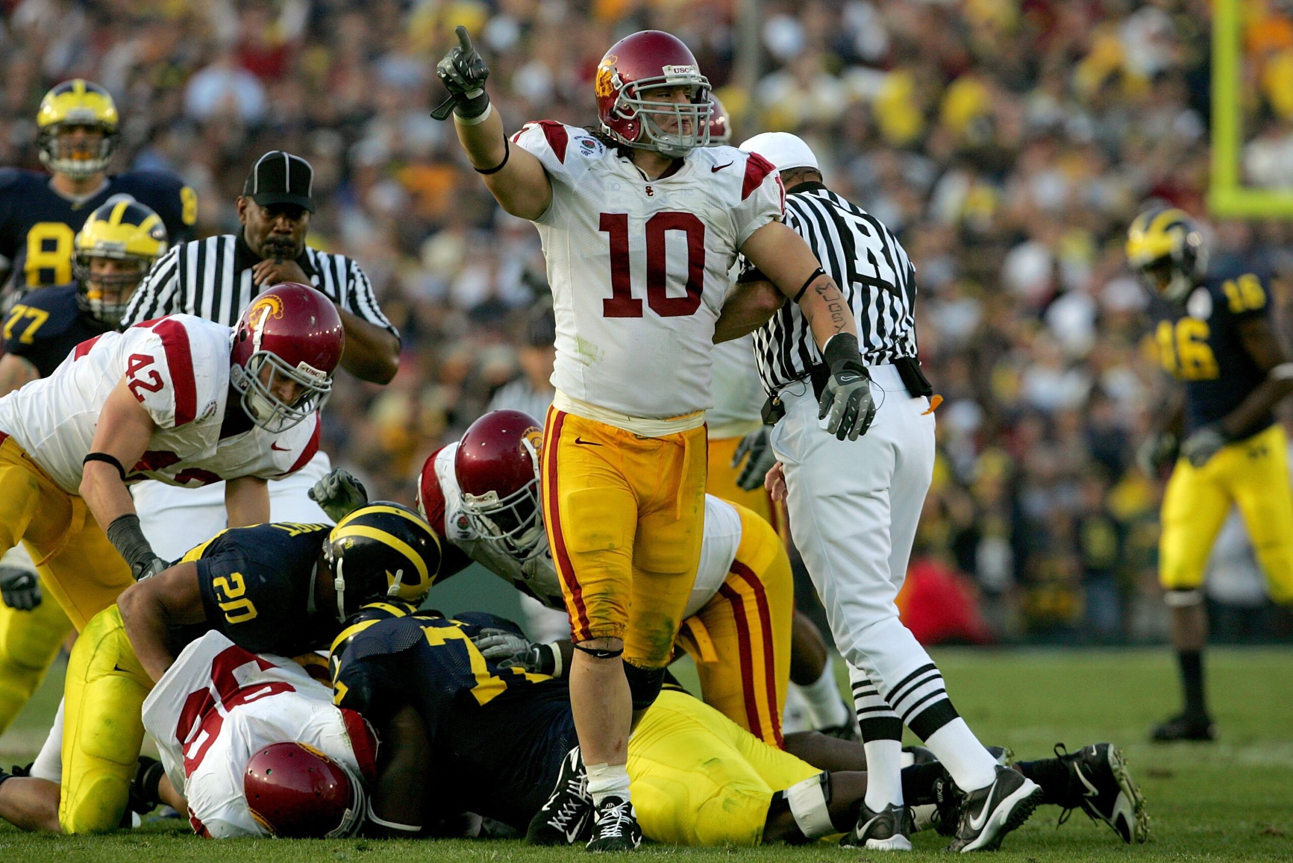 USC Football Brian Cushing  Usc football, Usc athletics, Usc