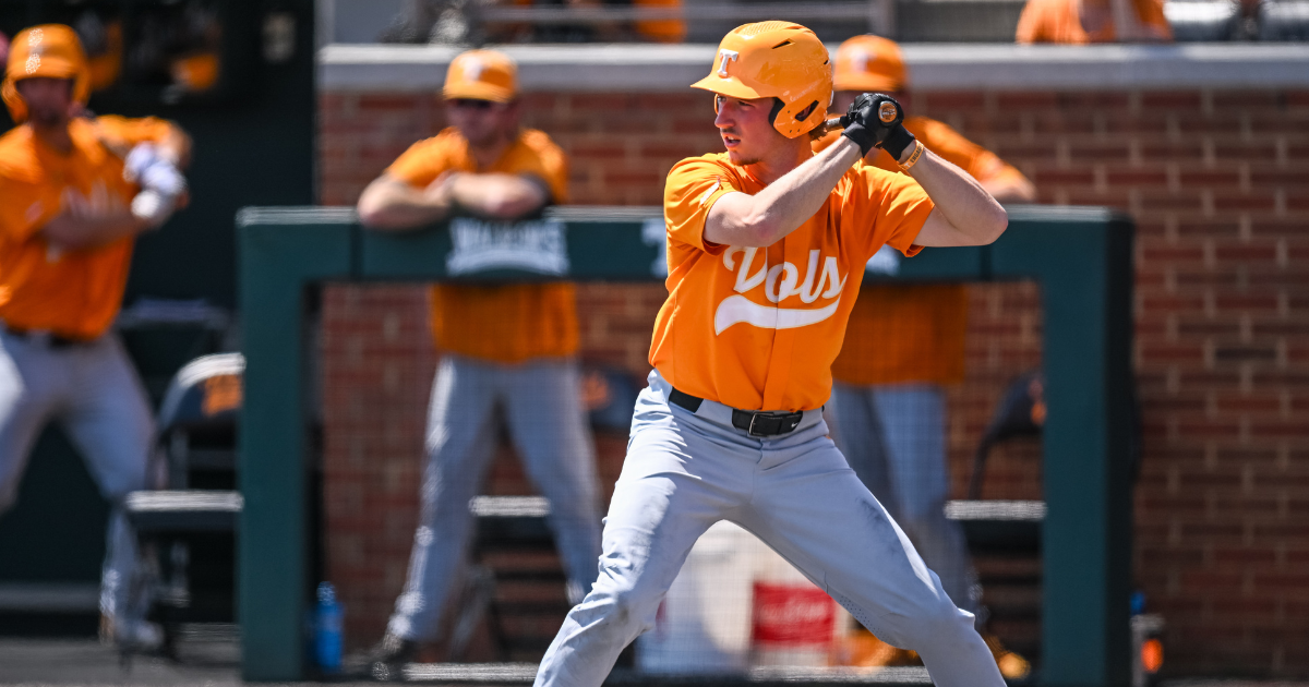 Tennessee breaks out the bats with baseloaded tworun single in