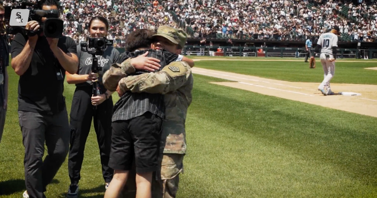 U.S Army major surprises son at White Sox game following return from deployment