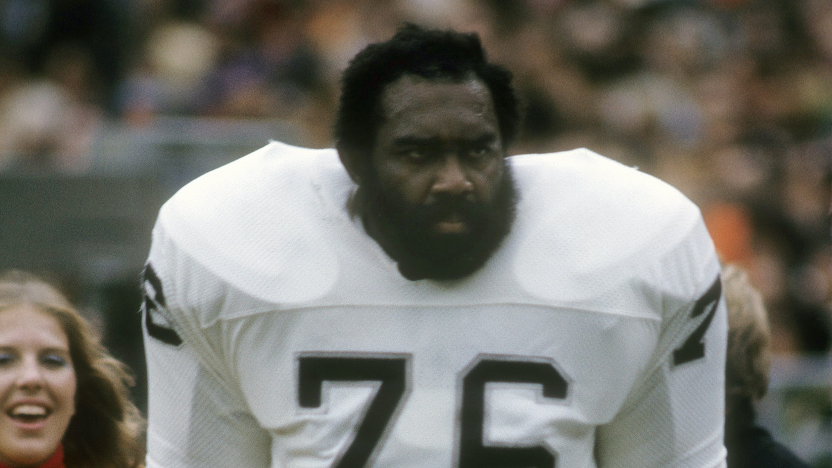 CIRCA 1970's: Offensive tackle Art Shell, guard Gene Upshaw of the News  Photo - Getty Images