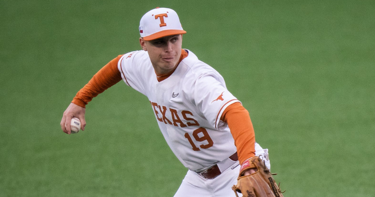 AUSTIN, TX - APRIL 22: Texas infielder Mitchell Daly (19) rounds third base  during game one of a double header Big 12 Conference baseball game between Texas  Longhorns and Oklahoma Sooners on