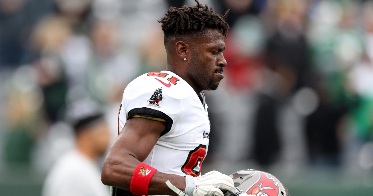 Antonio Brown accuses Bucs of treating him like 'a little dog