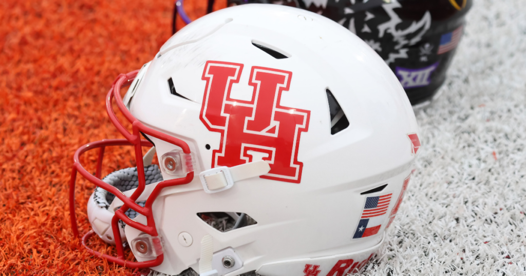 Kenechi Udeze is set to join the Houston Cougars staff as a pass rush specialist