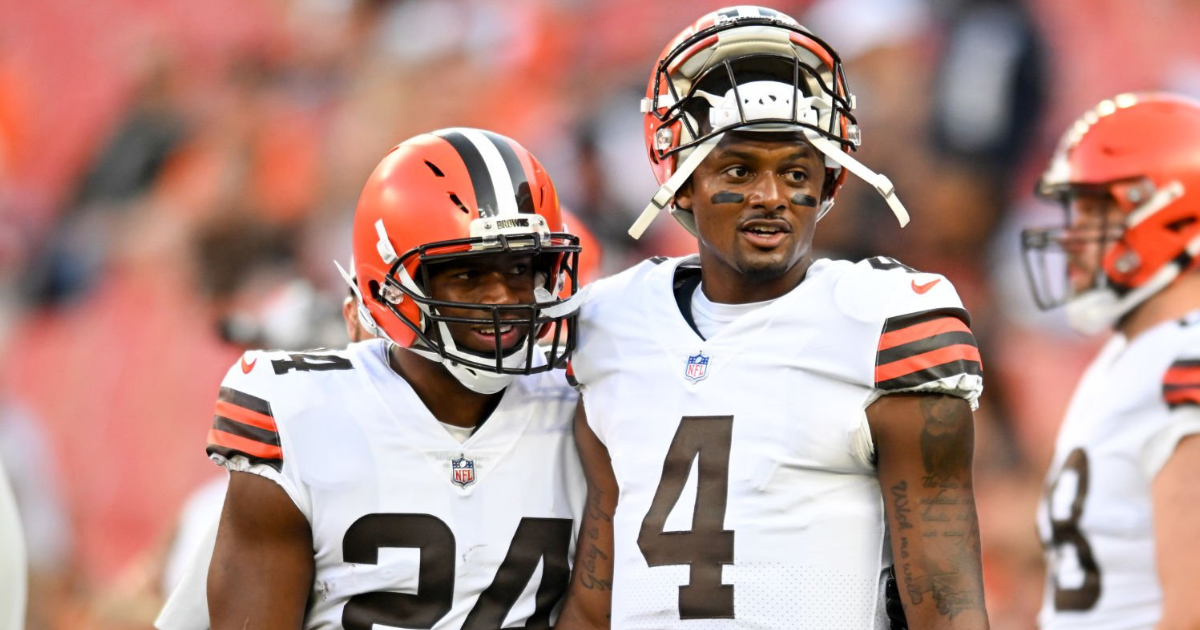 Cleveland Browns HC Kevin Stefanski delivered game ball from Titans win to  Nick Chubb