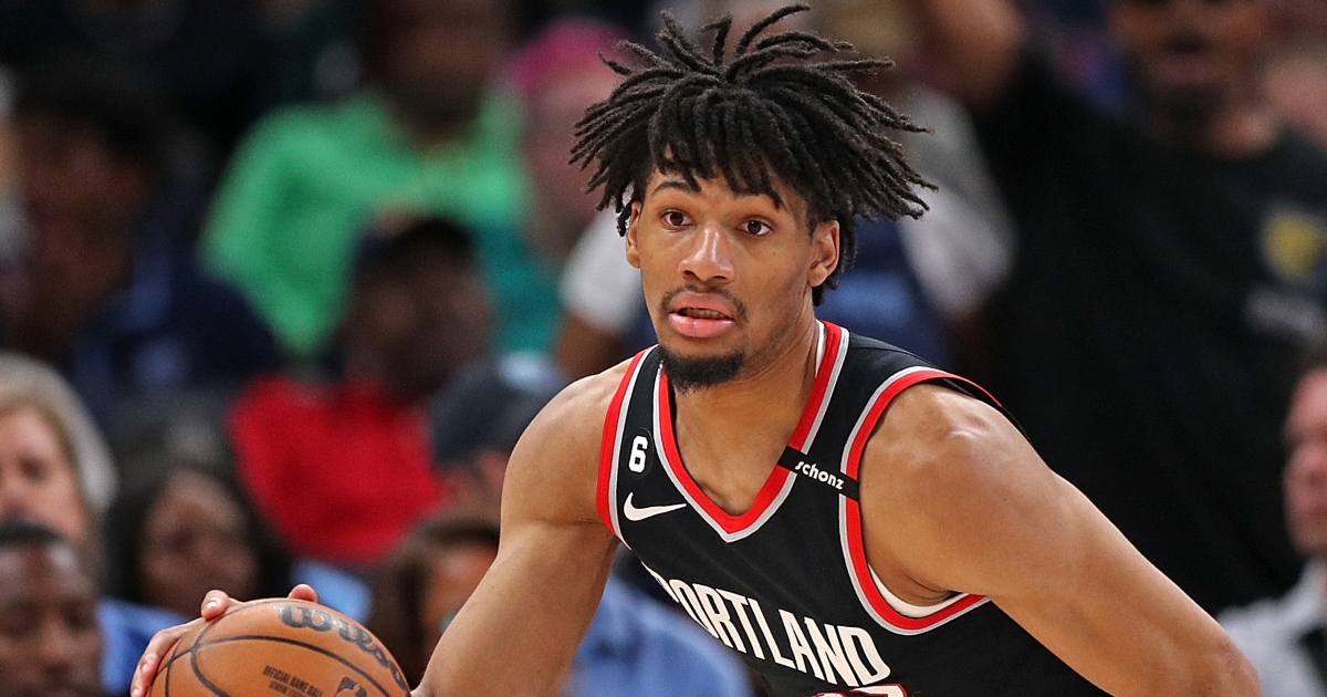 Shaedon Sharpe throws it down over Jay Huff in Summer League play