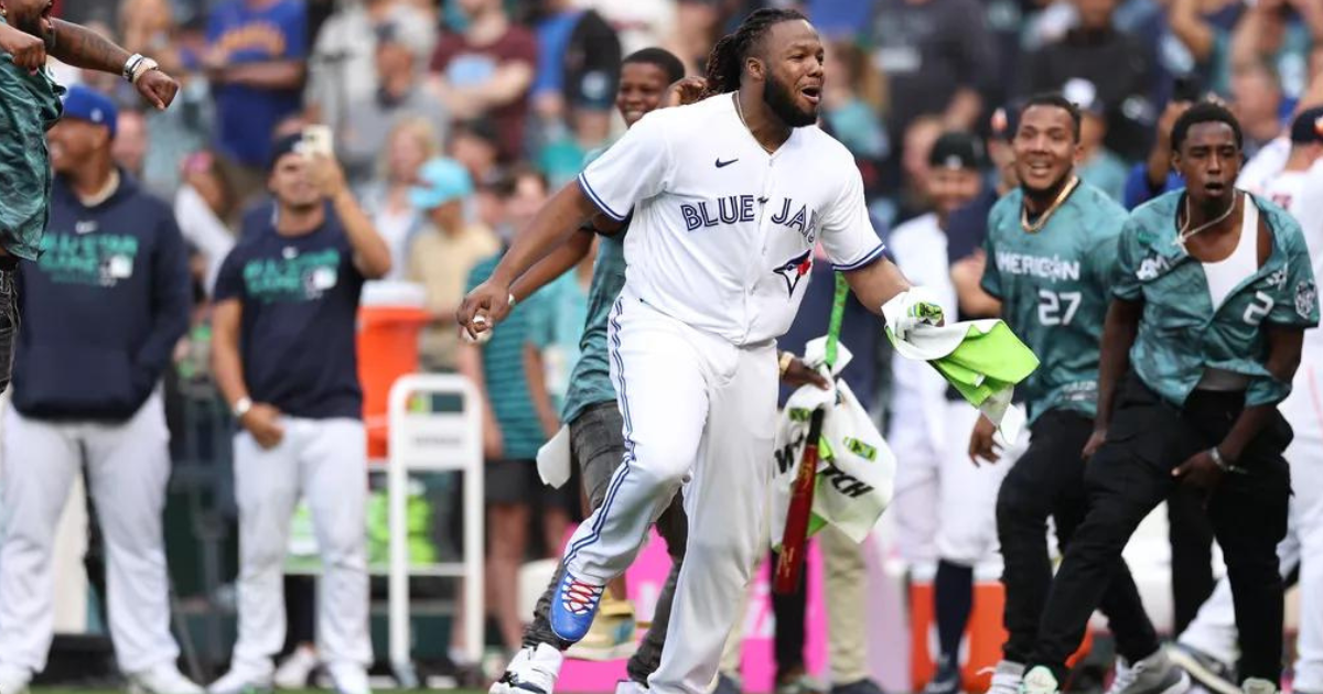 Home Run Derby: Ken Griffey Jr memes with camera on Julio Rodriguez