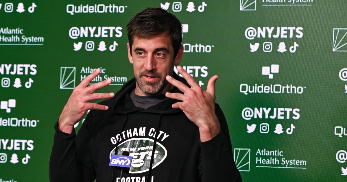 New York Jets unveil first look at Aaron Rodgers in his new uniform