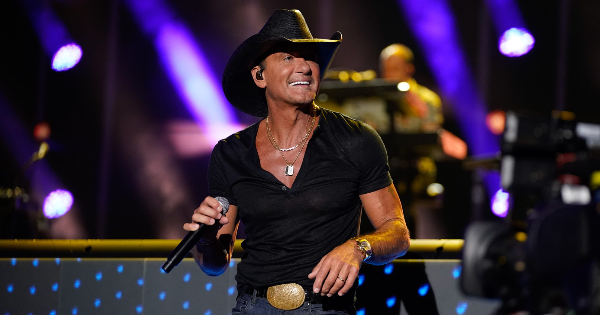 Tim McGraw shows off Caitlin Clark Indiana Fever jersey during