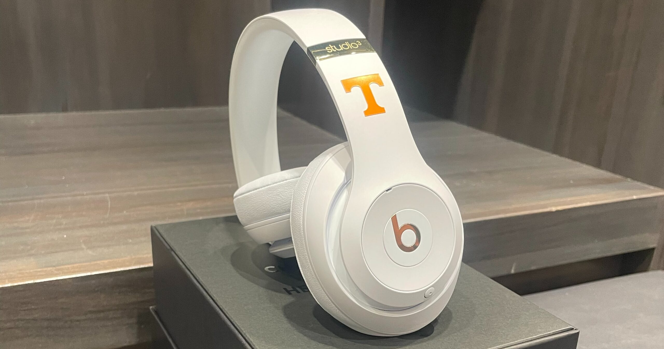 Grant Williams gifts Tennessee players with custom headphones before Italy trip