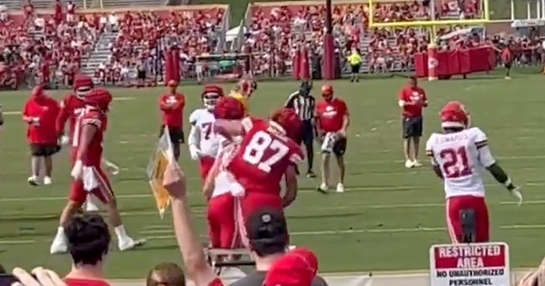 Chiefs' Travis Kelce throws punch at teammate after touchdown at practice –  NBC Sports Chicago