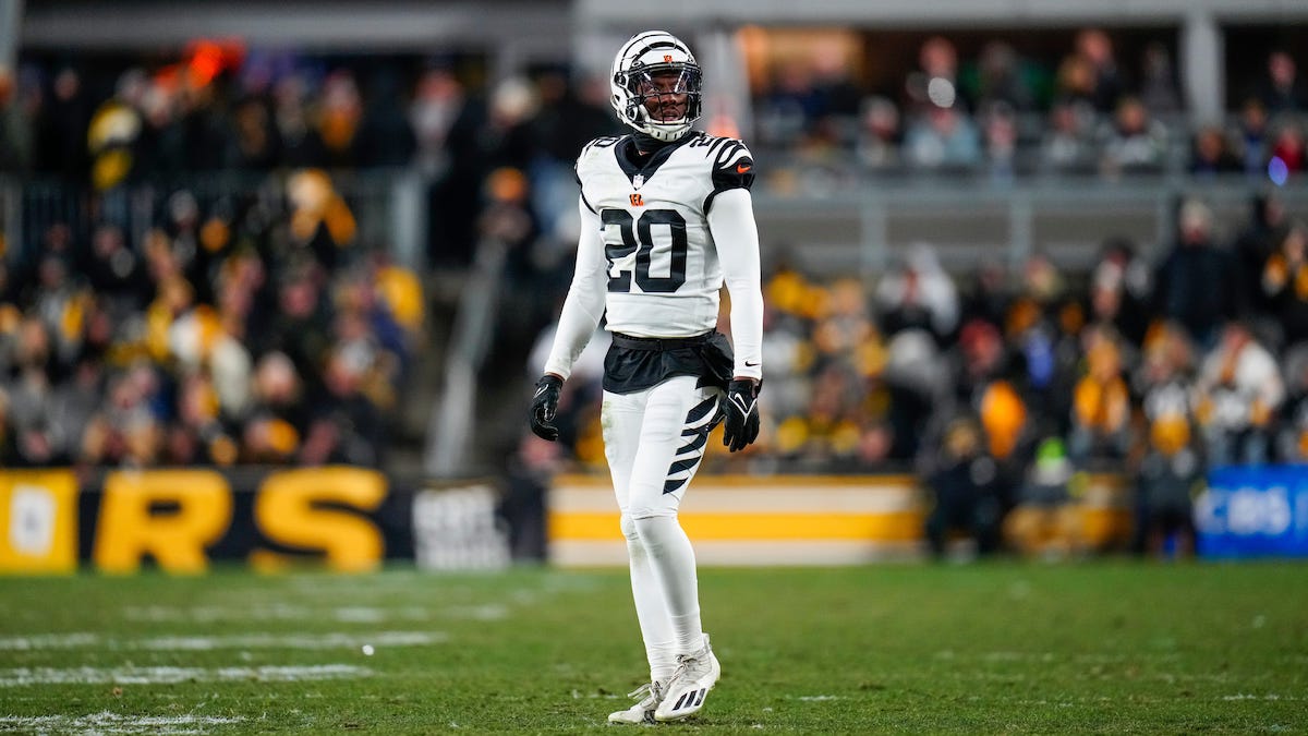 Former Bengals CB Eli Apple signing with Miami Dolphins