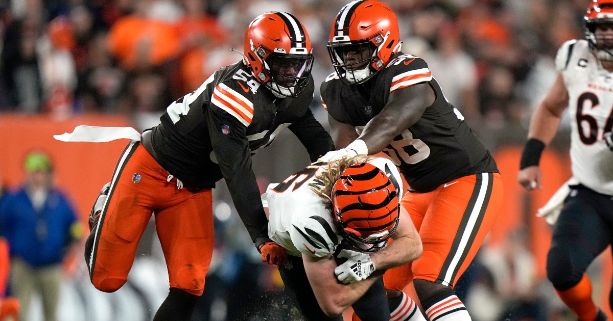 Atlanta Falcons linebacker Deion Jones (45) works against the