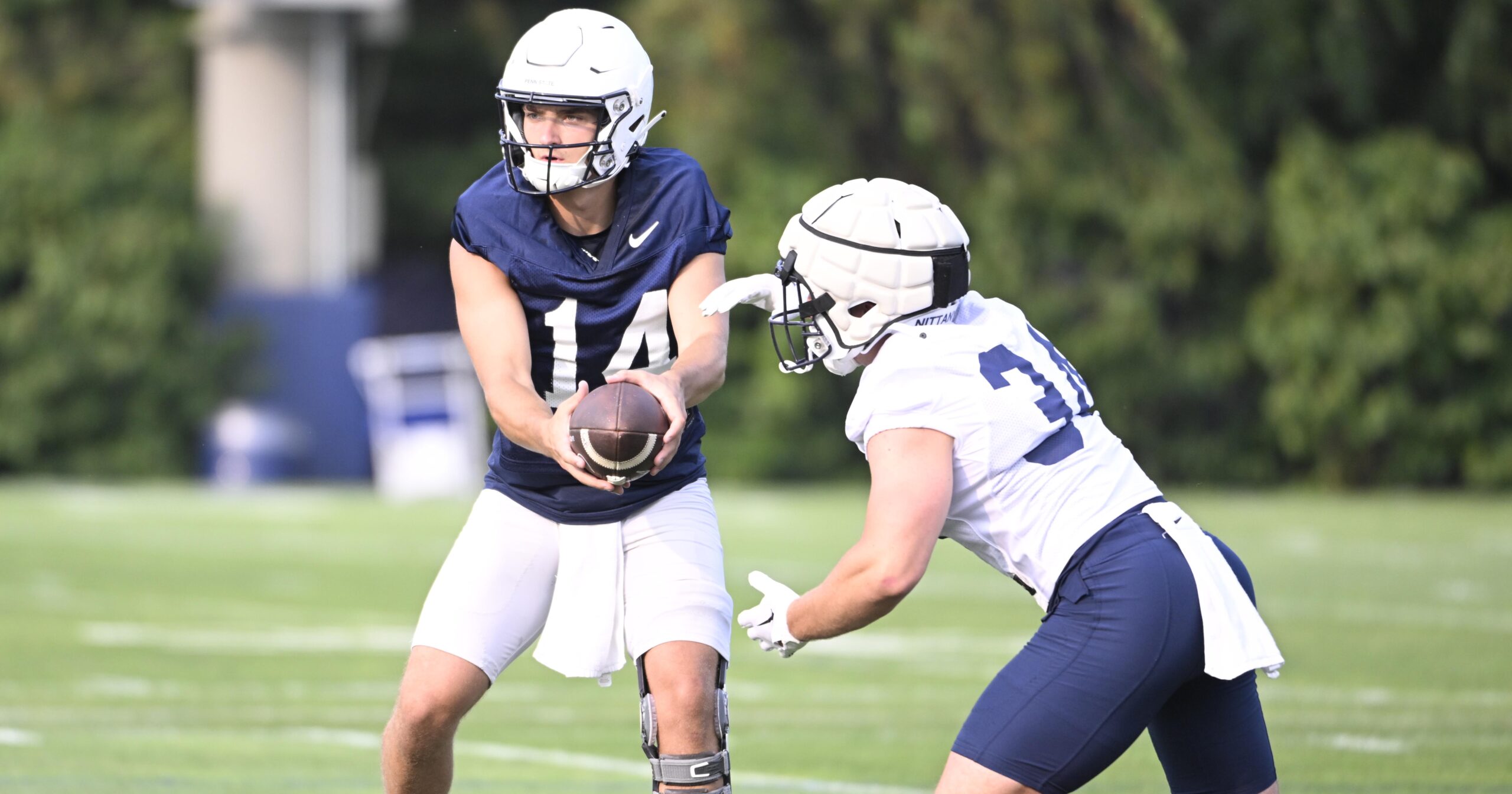 Quarterback Jaxon Smolik