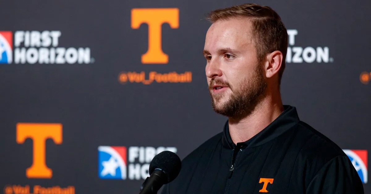 Assistant coach Alec Abeln talks Tennessee football tight ends