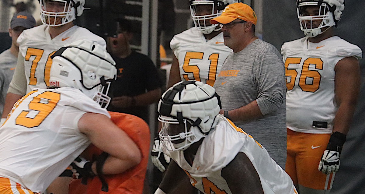 Tennessee offensive line coach Glen Elarbee balancing veterans and competition