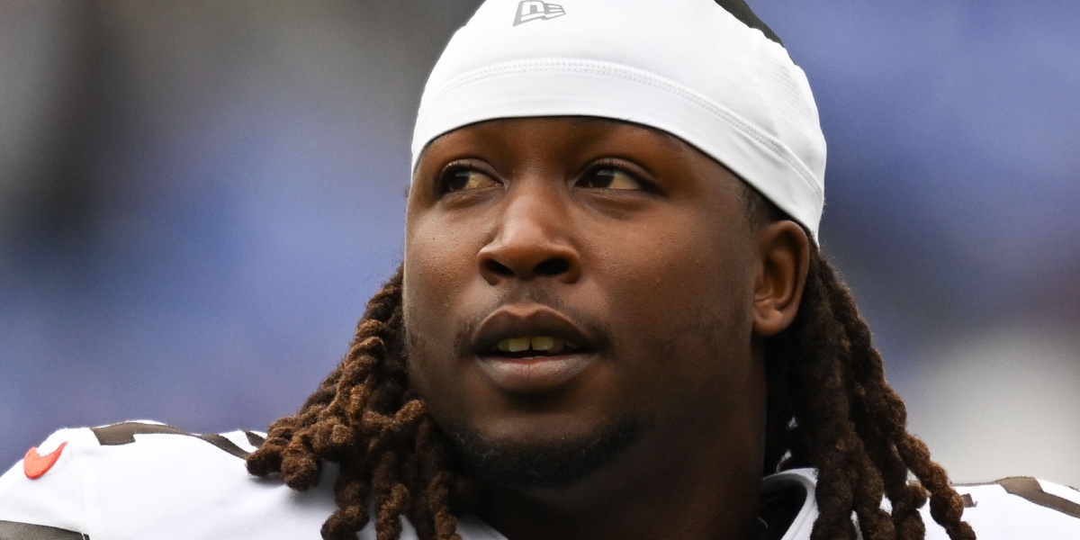 Kareem Hunt to meet with Colts after visiting Saints