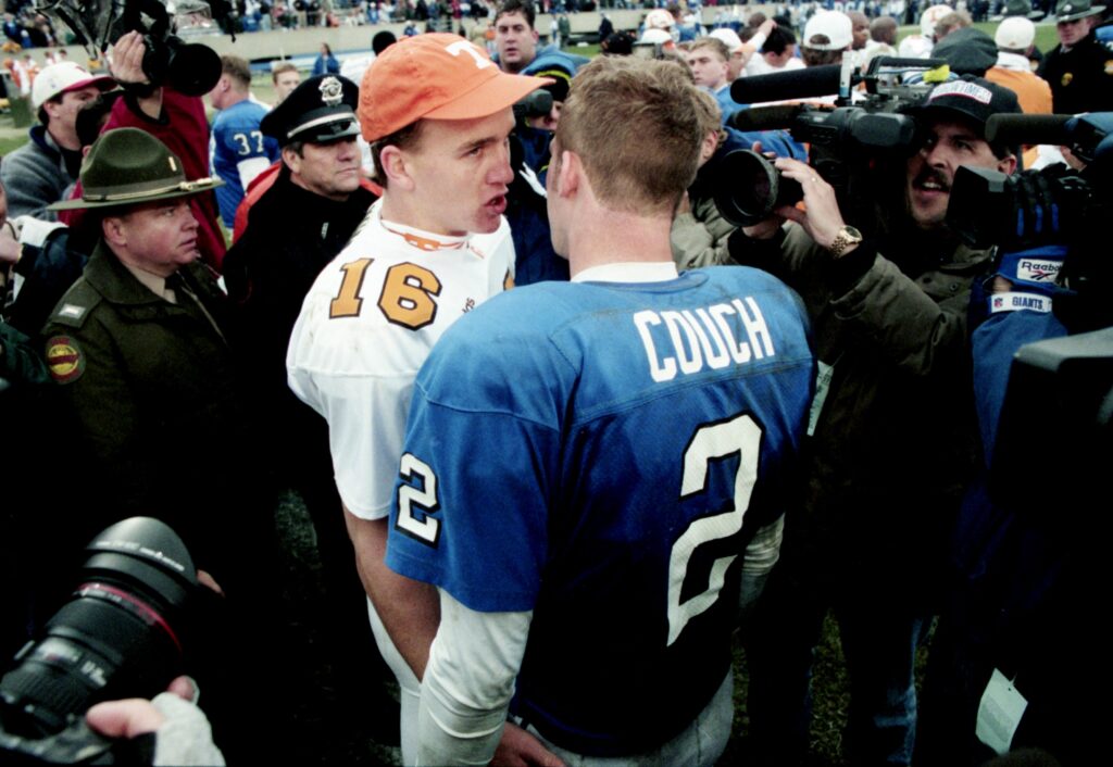 Tennessee quarterback Peyton Manning shakes hands with Kentucky quarterback Tim Couch