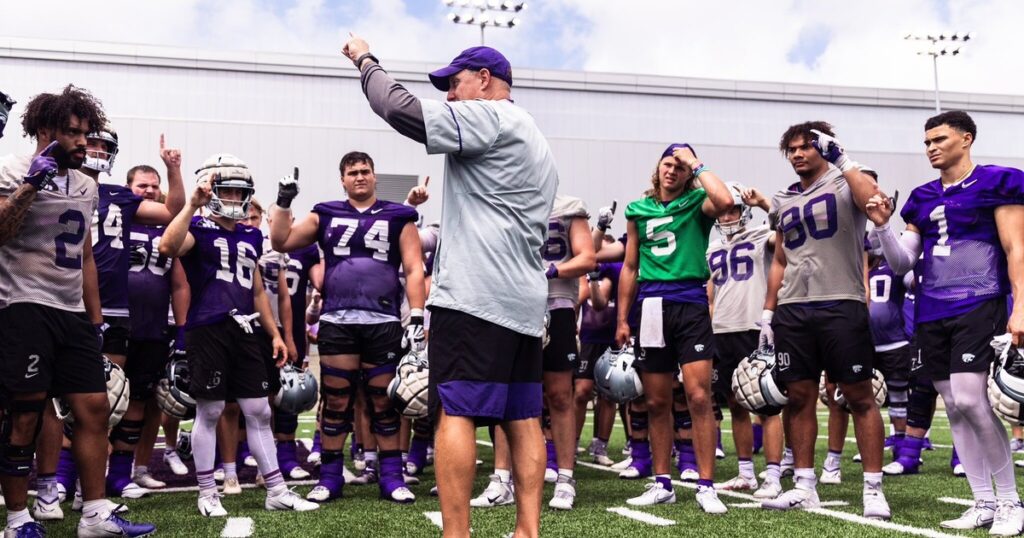 Chris Klieman convenes a Kansas State practice