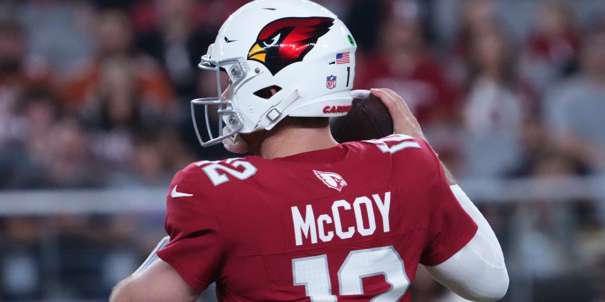 Colt McCoy takes picture with multiple former Longhorns after Broncos vs Cardinals